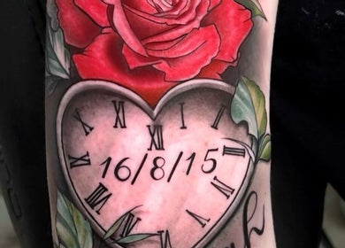 Tatuaje de reloj y rosa en Rr Tattoo & Piercing Studio, Benidorm, Comunidad Valenciana, ES.