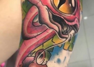 Colorido tatuaje de dragón en Rr Tattoo & Piercing Studio, Benidorm, Comunidad Valenciana, ES.