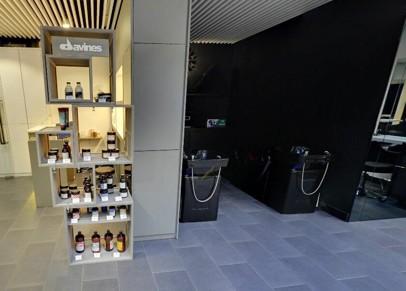 Hair-Riffic's shampoo station in 香港島, 香港島, HK with sleek decor and quality products displayed.