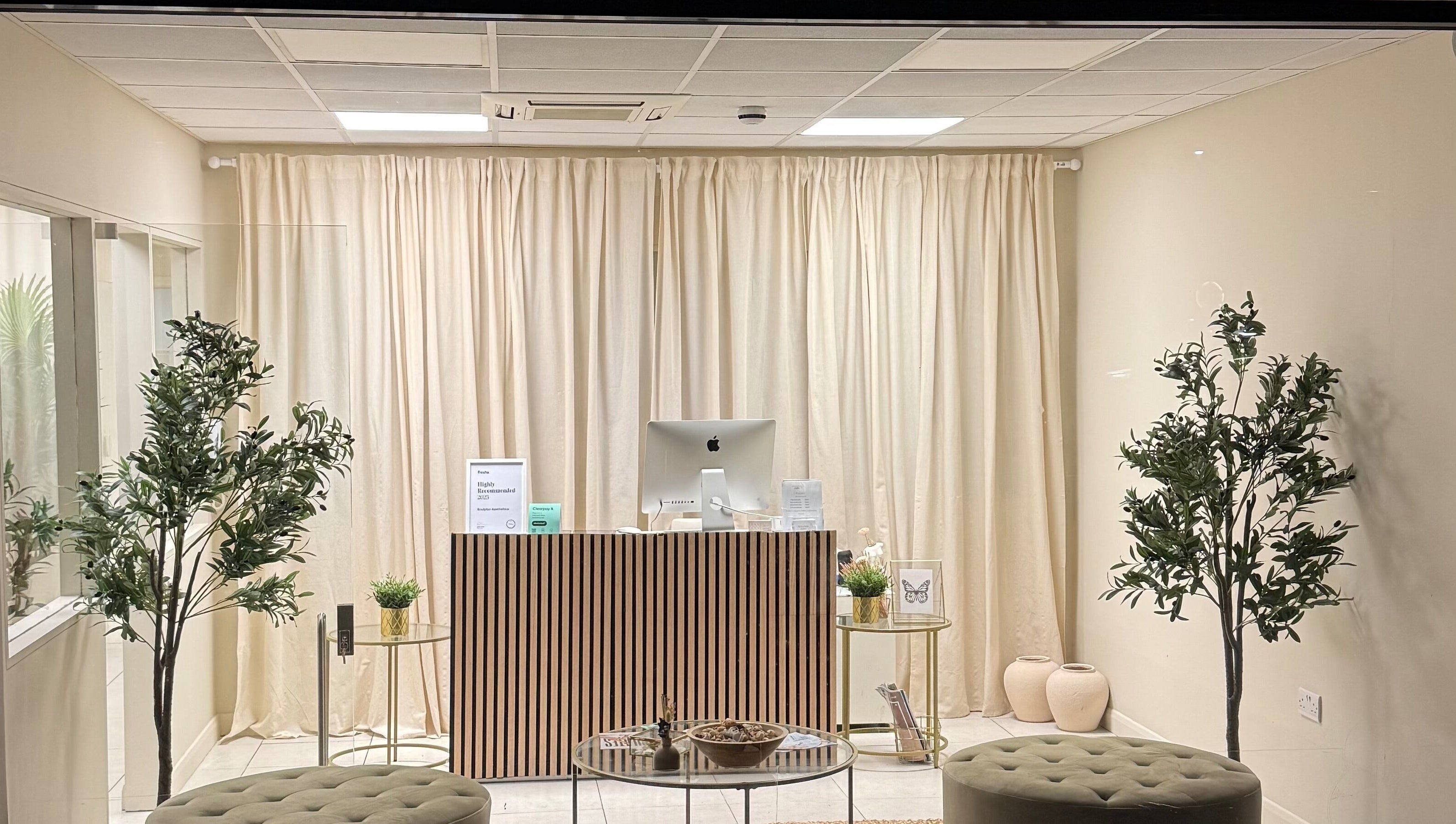 Elegant reception area at Sculptor Aesthetics, Edgware, England, GB with modern décor and soothing ambiance.
