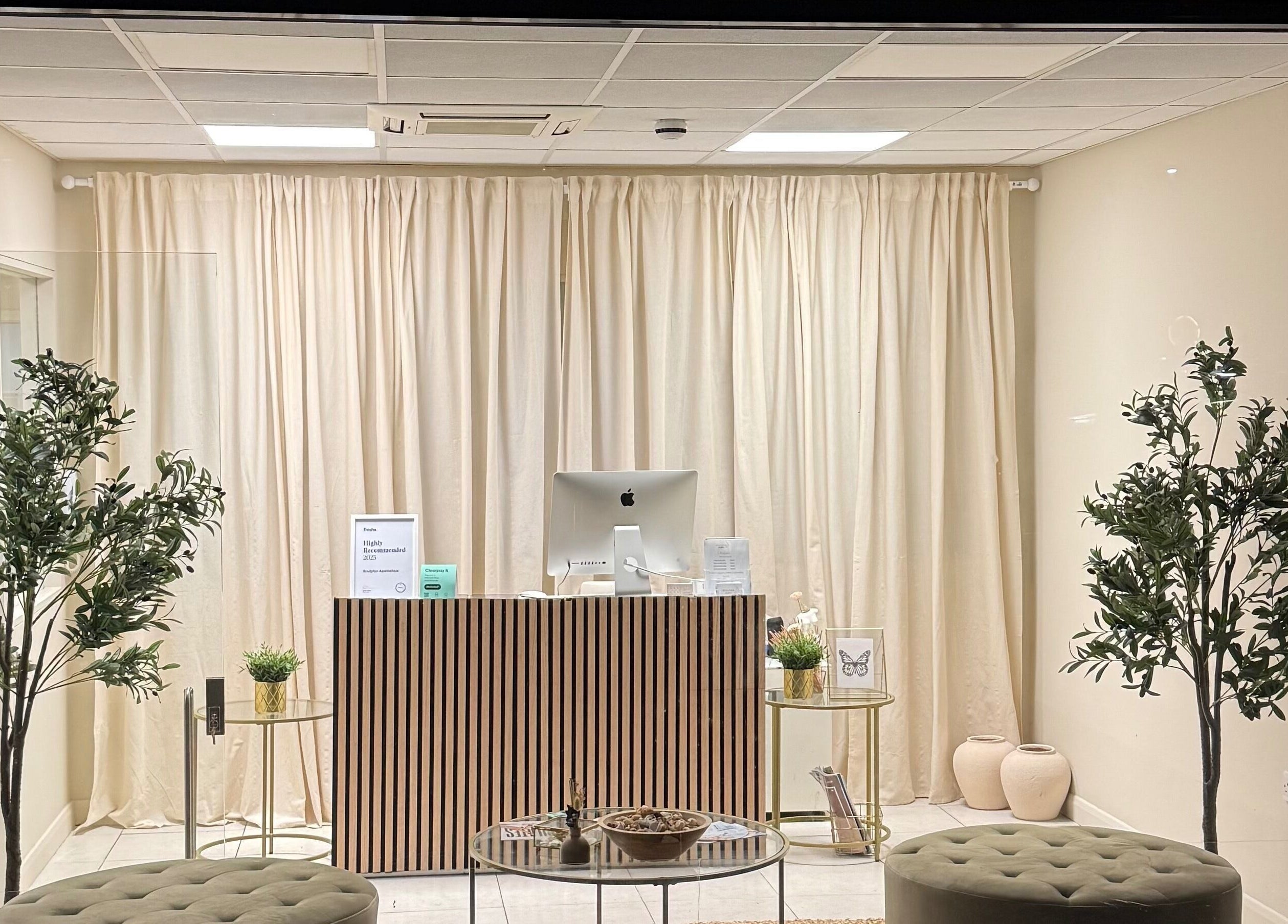 Elegant reception area at Sculptor Aesthetics, Edgware, England, GB with modern décor and soothing ambiance.