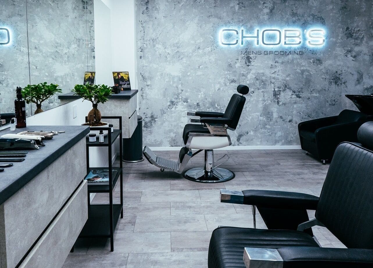 Modern belső tér a CHOB’S szalonban, Balatonfüred, HU, műszaki eszközökkel és stílusos bútorokkal.