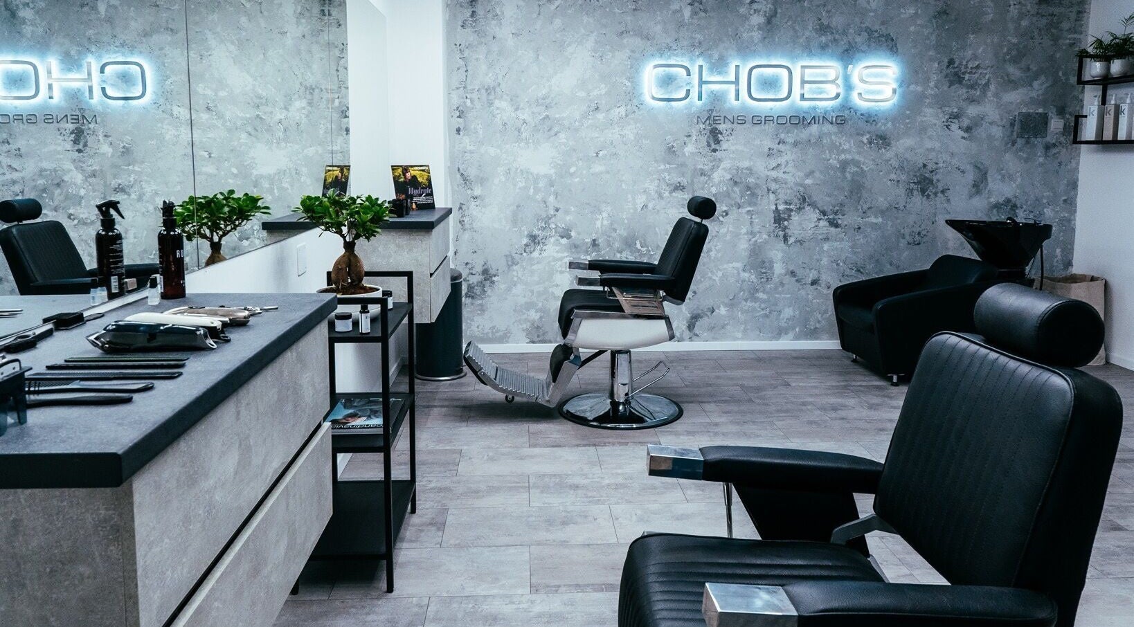 Modern belső tér a CHOB’S szalonban, Balatonfüred, HU, műszaki eszközökkel és stílusos bútorokkal.