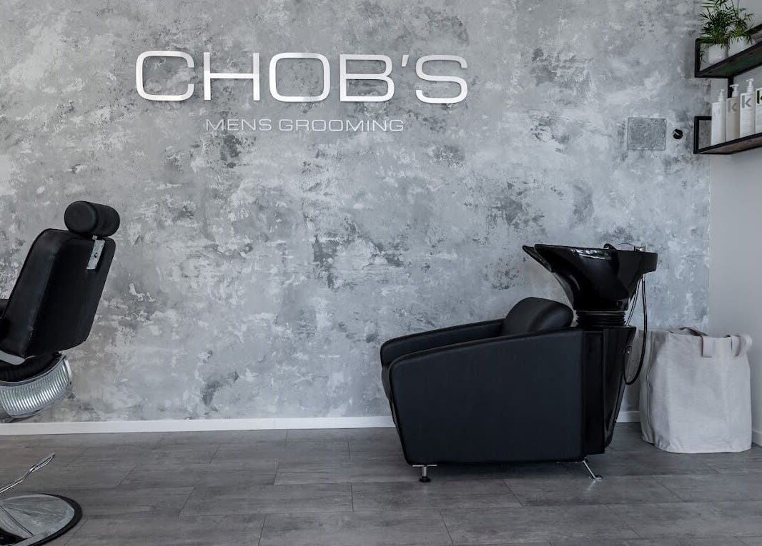 CHOB’S belső tere stílusos borbélyszékkel Balatonfüreden, HU.