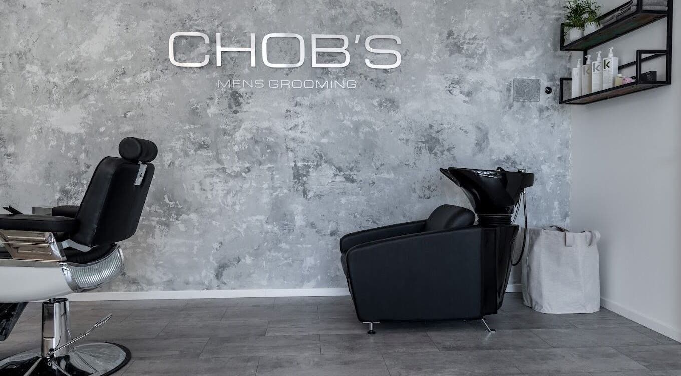 CHOB’S belső tere stílusos borbélyszékkel Balatonfüreden, HU.