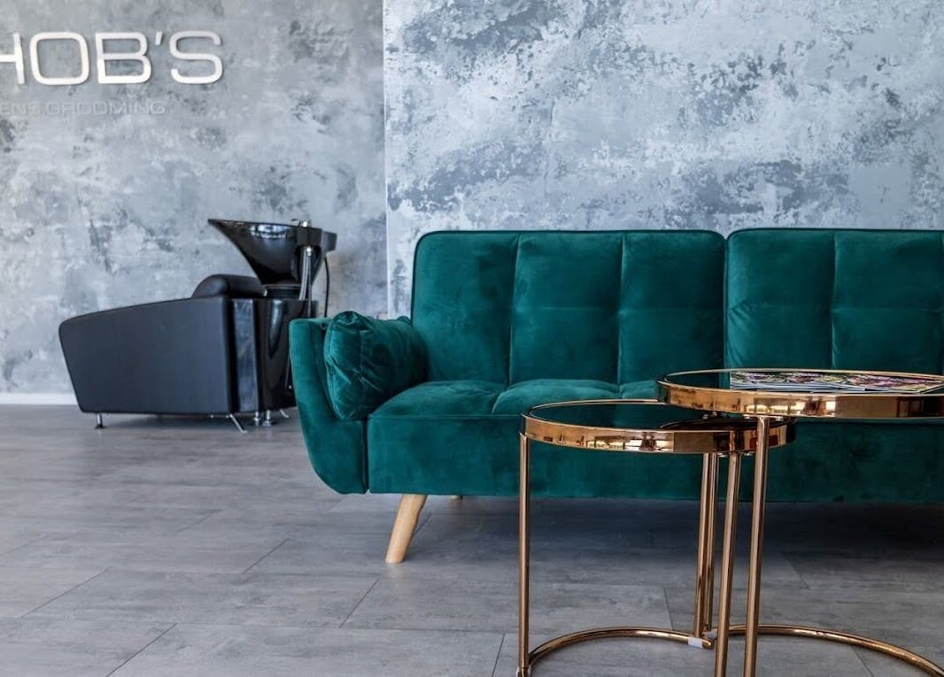 Modern belső tér CHOB'S-ban Balatonfüred, HU-ban, elegáns kanapéval és asztallal.