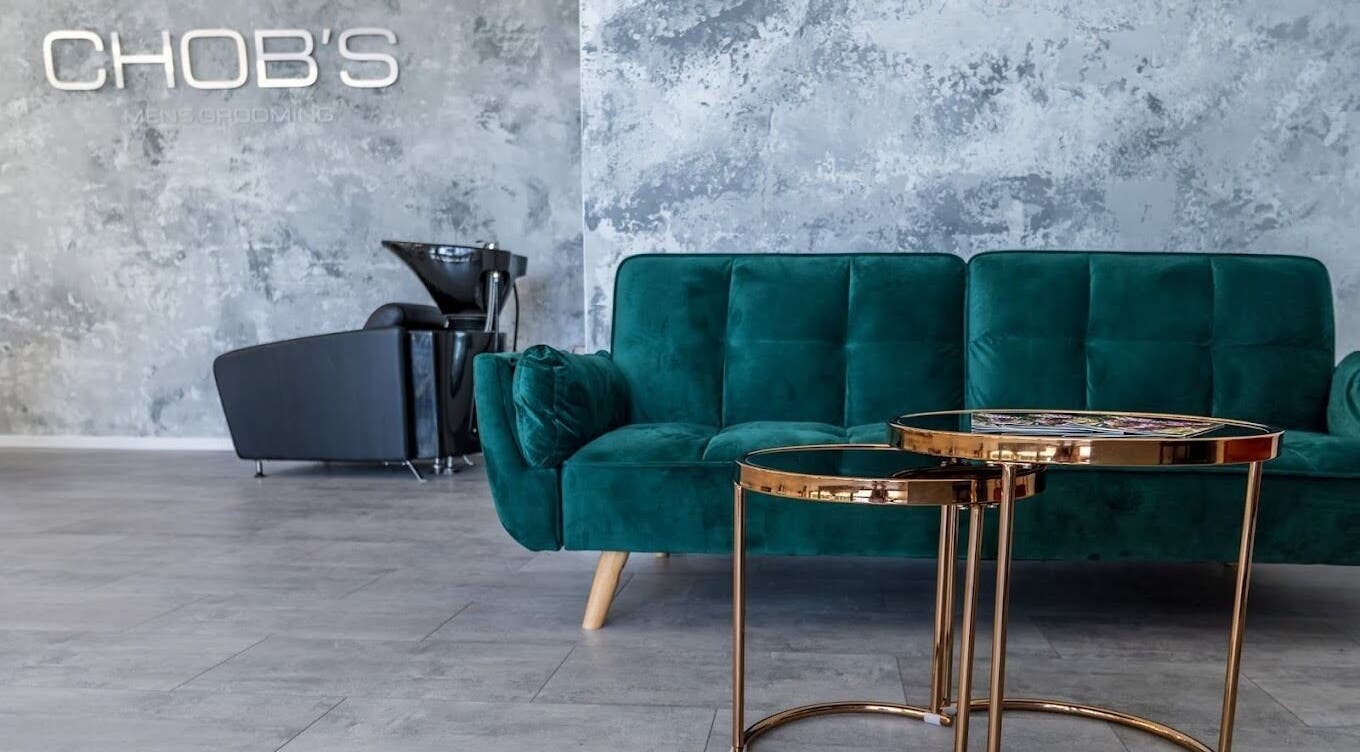 Modern belső tér CHOB'S-ban Balatonfüred, HU-ban, elegáns kanapéval és asztallal.