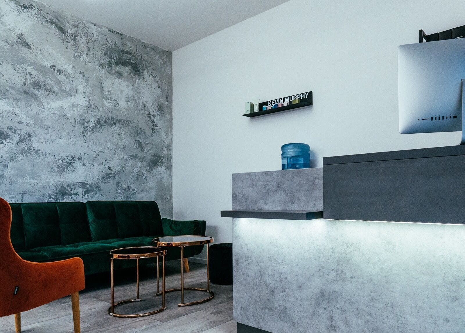 Stílusos váró CHOB’S Balatonfüred, HU: modern kanapé, dizájner asztal és gyönyörű belső tér.