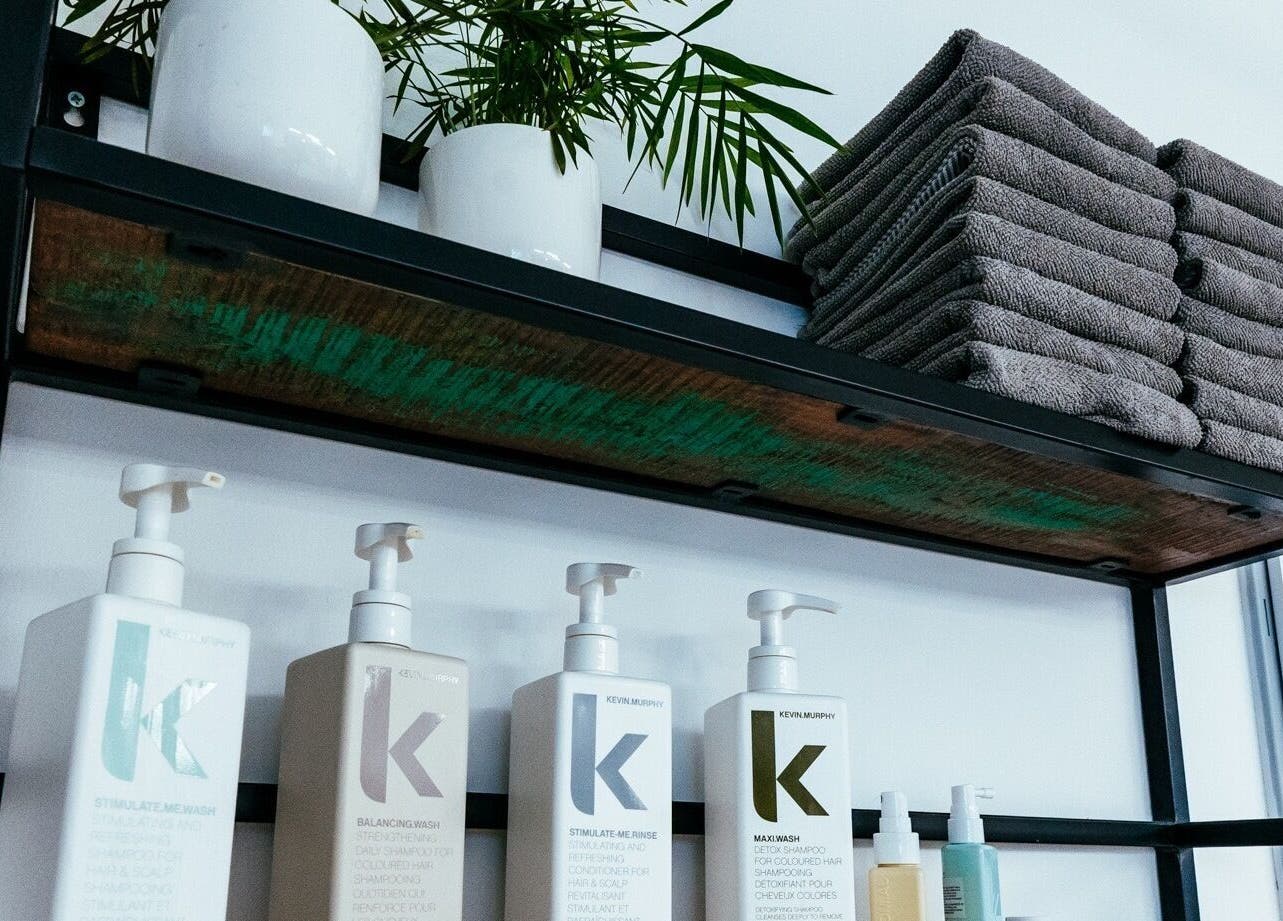 Elegáns polc színes termékekkel és törülközőkkel a CHOB’S-nál, Balatonfüred, HU.