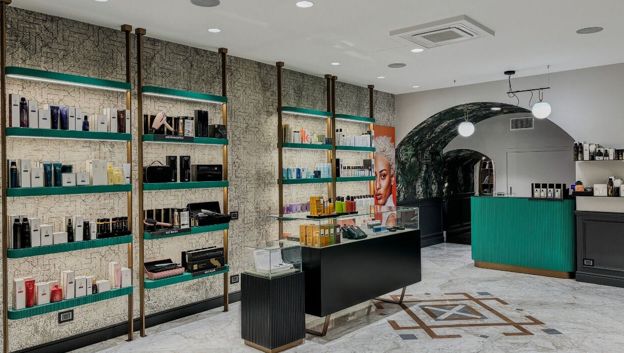 Spazio moderno al Encapture - Hair Salon & More, Como, Lombardia, IT, con prodotti premium sugli scaffali.