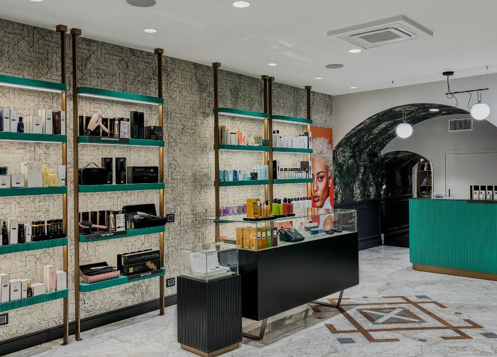 Spazio moderno al Encapture - Hair Salon & More, Como, Lombardia, IT, con prodotti premium sugli scaffali.