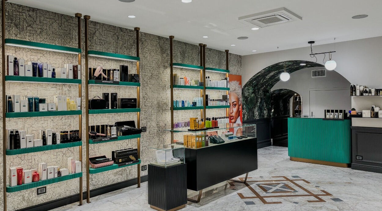 Spazio moderno al Encapture - Hair Salon & More, Como, Lombardia, IT, con prodotti premium sugli scaffali.