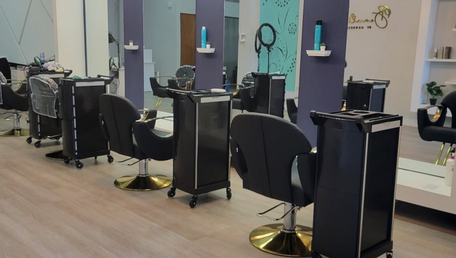 Modern salon chairs and mirrors at Beautique by Genesis, Mayagüez, Mayagüez, PR, offer a stylish ambiance.