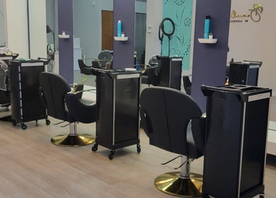 Modern salon chairs and mirrors at Beautique by Genesis, Mayagüez, Mayagüez, PR, offer a stylish ambiance.