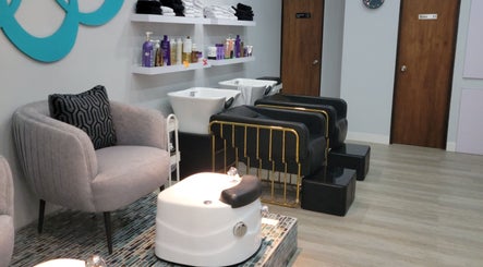 Luxurious salon interior at Beautique by Genesis, Mayagüez, PR with modern seating and hair wash stations.