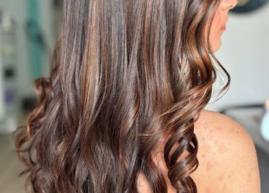Elegant curled brunette hair styled at Beautique by Genesis, Mayagüez, Mayagüez, PR.