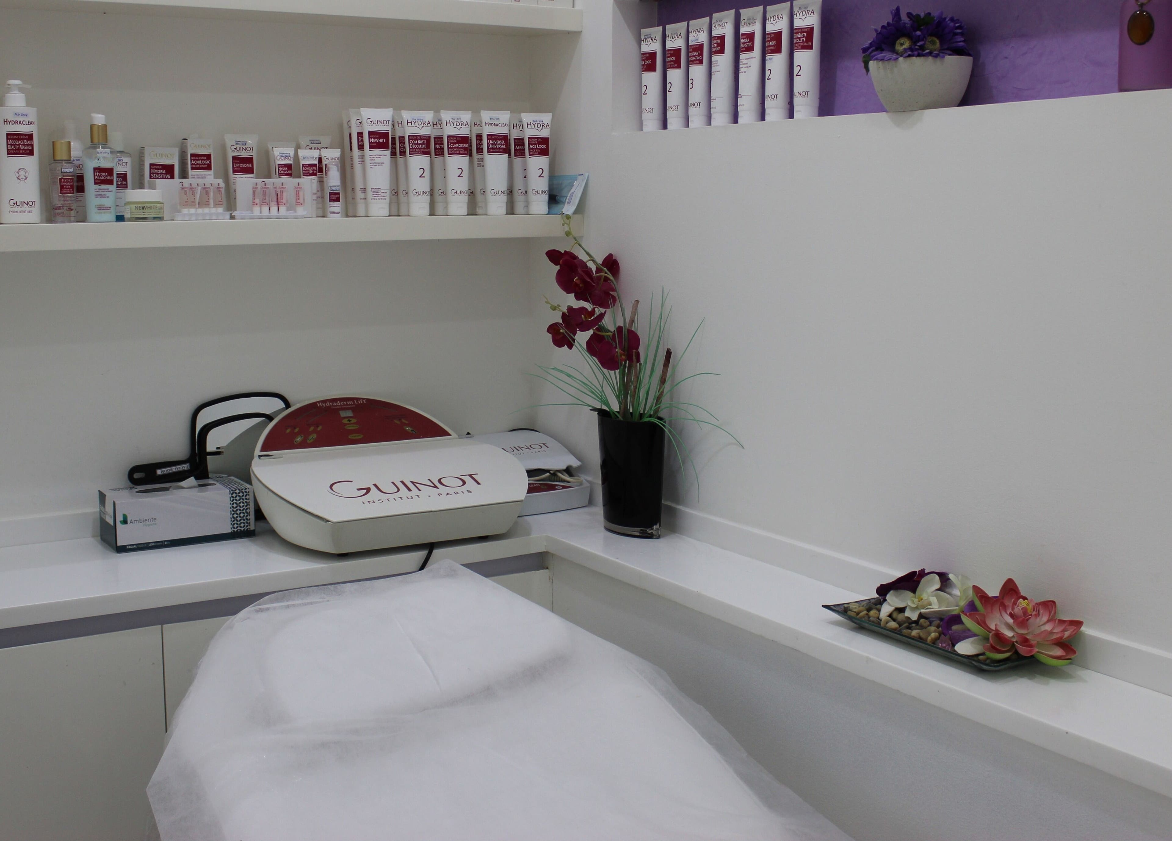 Treatment room with skincare products at Tip Top Nails Bar Al Manzil, دبي, دبي, AE.