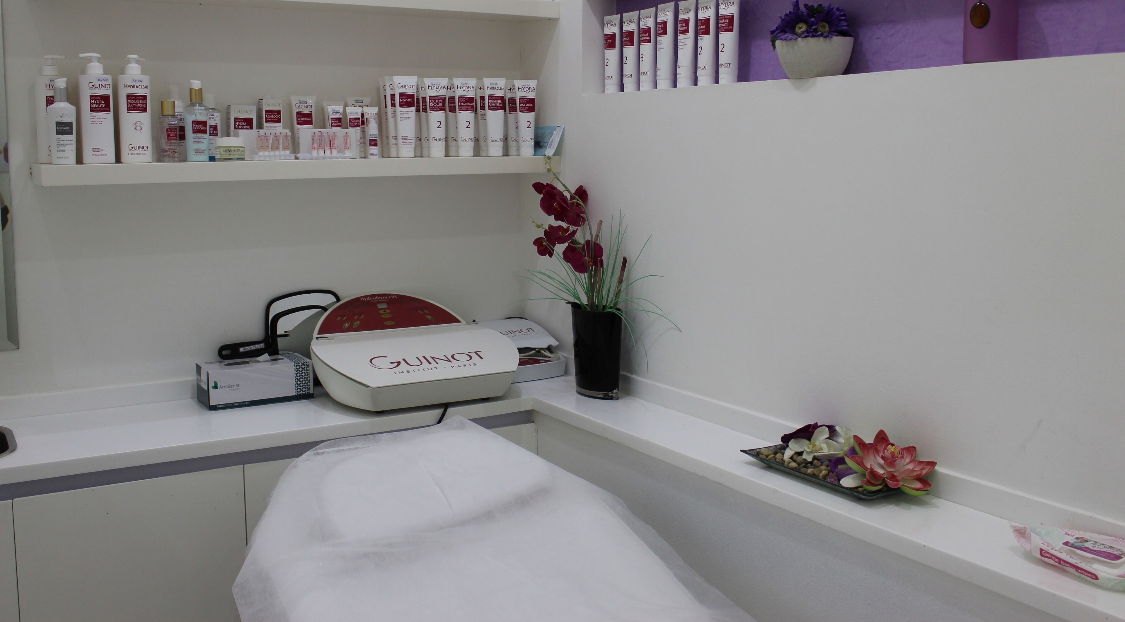 Treatment room with skincare products at Tip Top Nails Bar Al Manzil, دبي, دبي, AE.