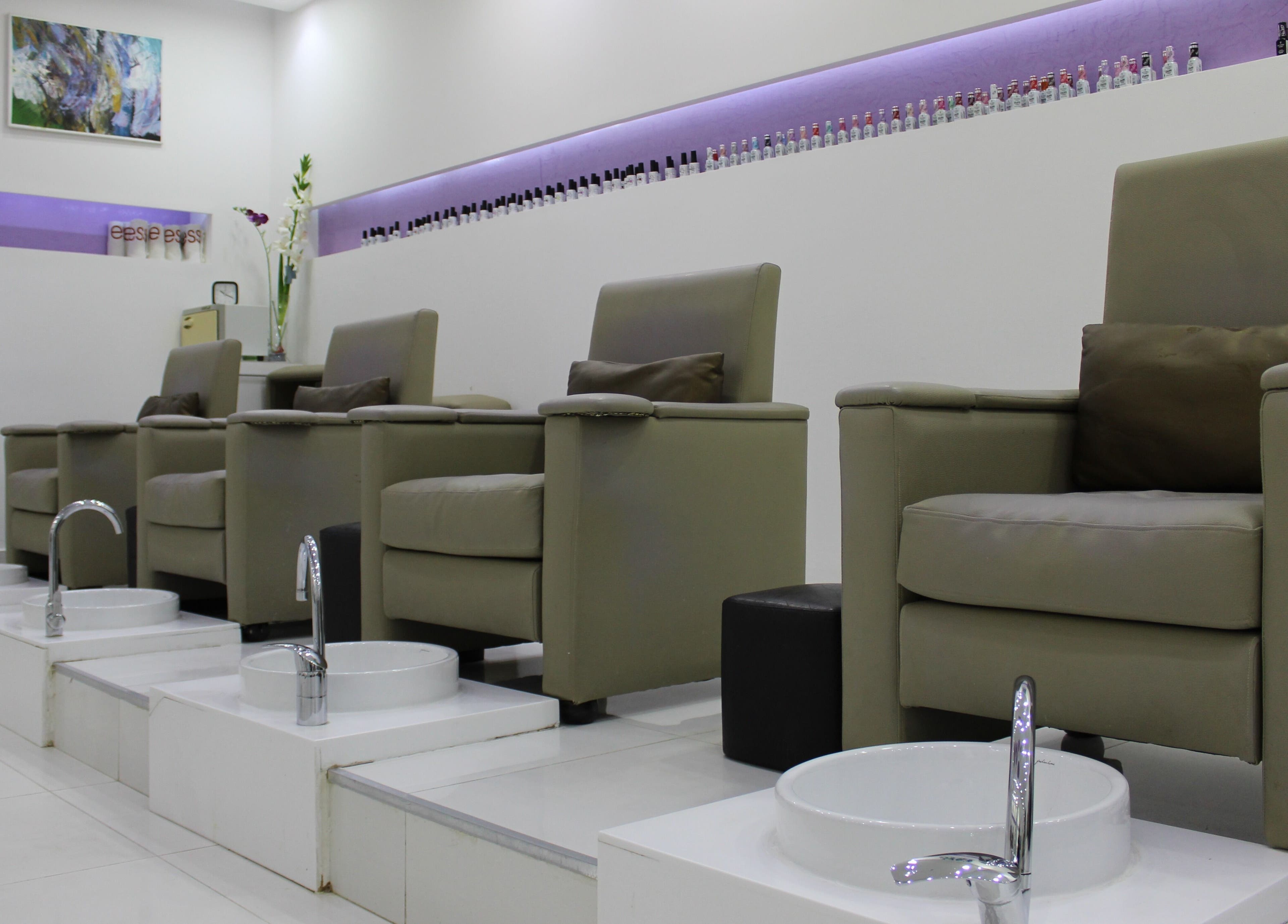Comfortable pedicure chairs at Tip Top Nails Bar Al Manzil, دبي, دبي, AE.