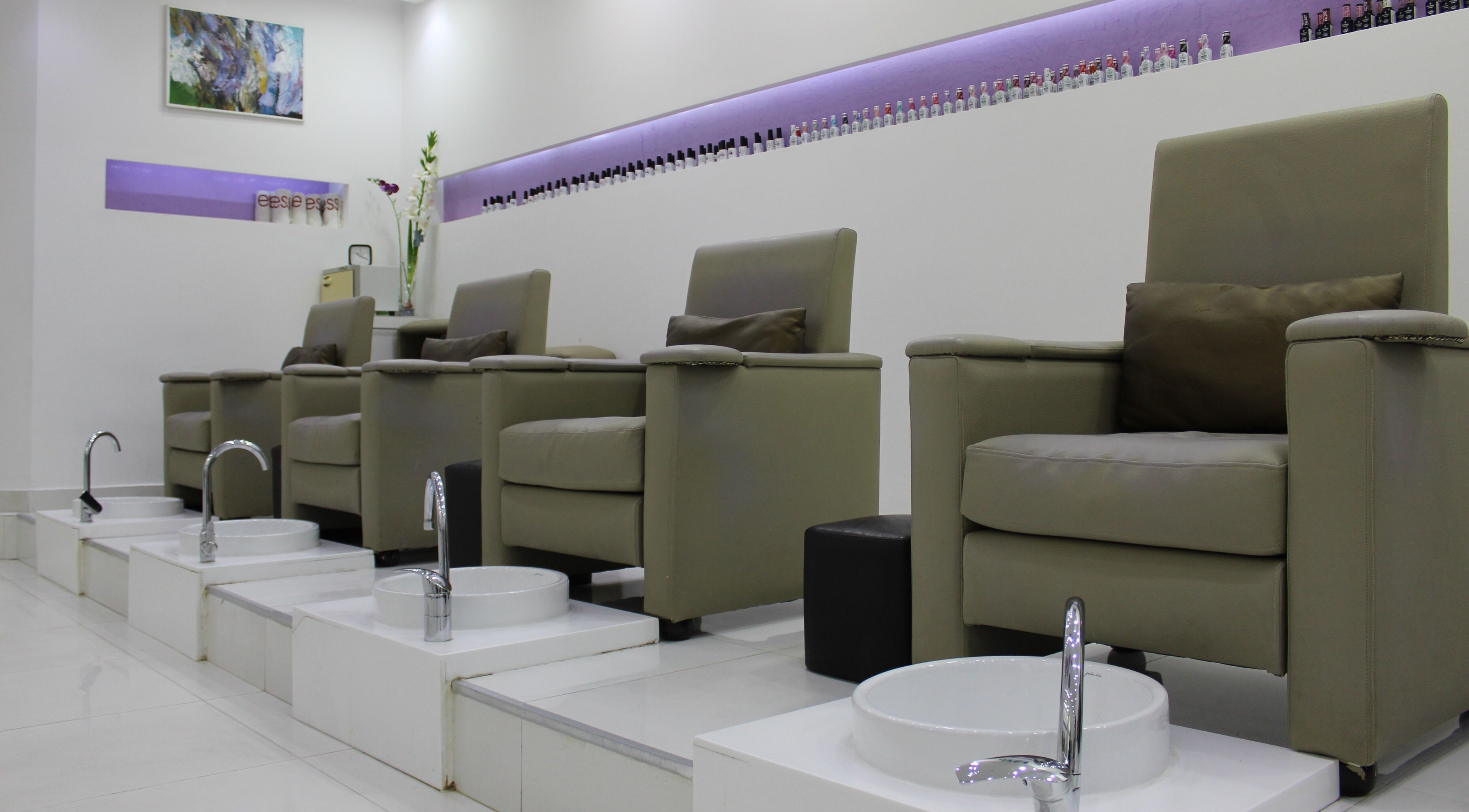 Comfortable pedicure chairs at Tip Top Nails Bar Al Manzil, دبي, دبي, AE.