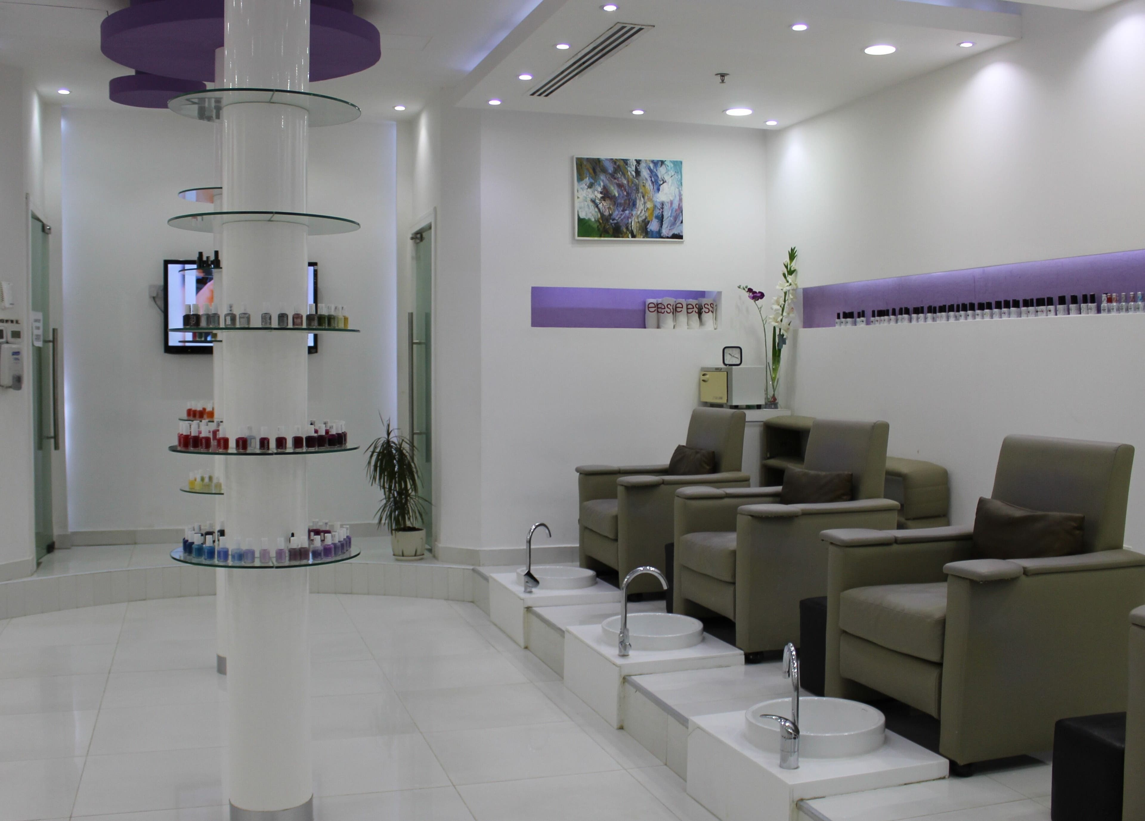 Elegant nail salon interior at Tip Top Nails Bar Al Manzil, دبي, دبي, AE, featuring plush seats and modern decor.