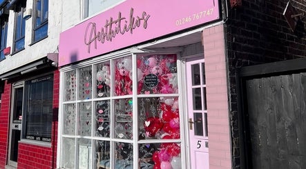 Très Beauty storefront with pink decor in Chesterfield, England, GB showcasing a vibrant and inviting exterior.