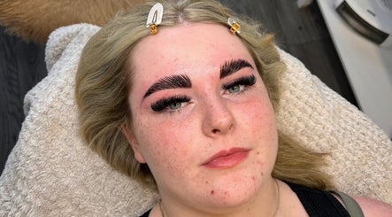 Close-up of professional brow styling at Très Beauty in Chesterfield, England, GB.