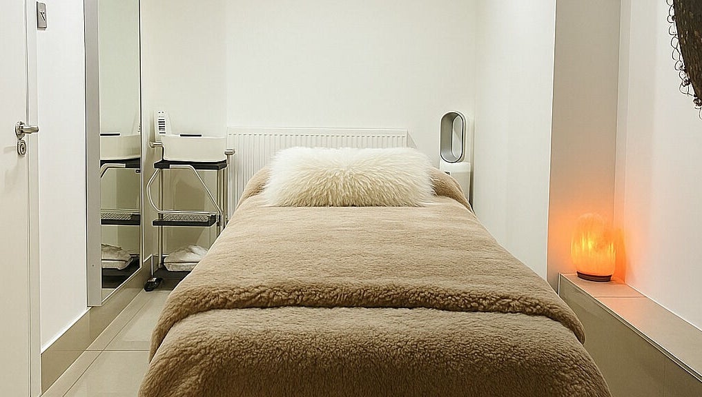 Tranquil therapy room at Dragonfly Therapy, London, GB with soft bedding and calming salt lamp glow.