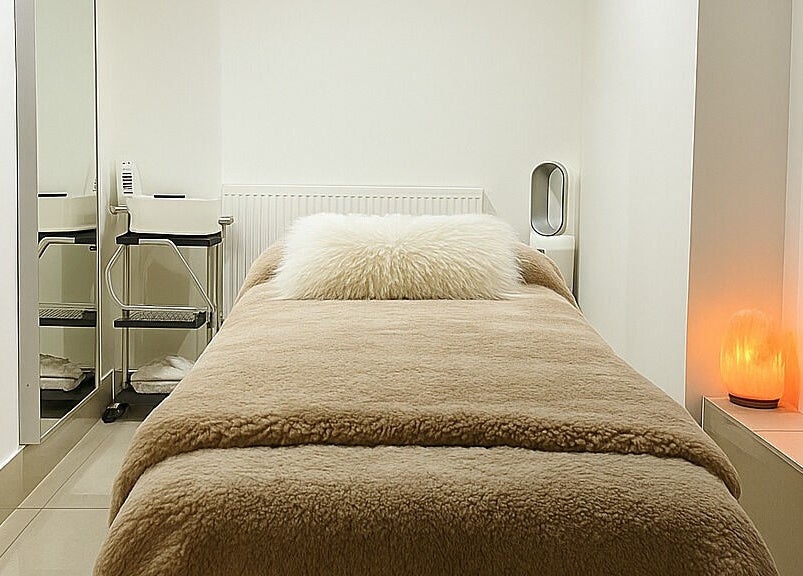 Tranquil therapy room at Dragonfly Therapy, London, GB with soft bedding and calming salt lamp glow.