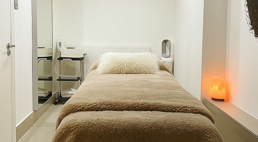 Tranquil therapy room at Dragonfly Therapy, London, GB with soft bedding and calming salt lamp glow.