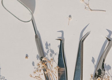 Lu Souza beauty tools with delicate flowers in Dundalk, County Louth, IE, create a serene aesthetic scene.