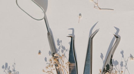 Lu Souza beauty tools with delicate flowers in Dundalk, County Louth, IE, create a serene aesthetic scene.