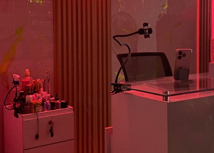 Área de trabajo iluminada en Yulieth Nails, Buenaventura, Valle del Cauca, CO, con herramientas de manicura.