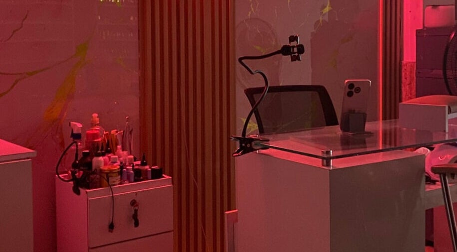 Área de trabajo iluminada en Yulieth Nails, Buenaventura, Valle del Cauca, CO, con herramientas de manicura.