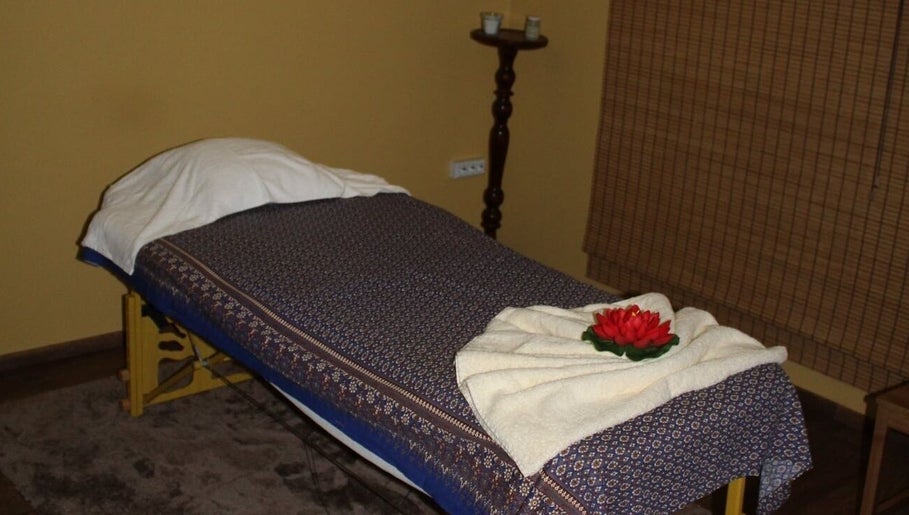 Peaceful massage room at Wairua Thai Masszazs Szalon in Budapest, Magyar, HU with floral decor.