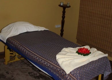 Peaceful massage room at Wairua Thai Masszazs Szalon in Budapest, Magyar, HU with floral decor.
