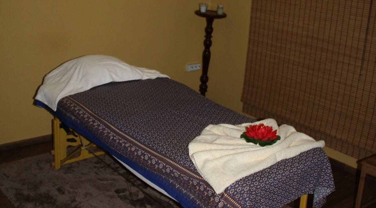 Peaceful massage room at Wairua Thai Masszazs Szalon in Budapest, Magyar, HU with floral decor.