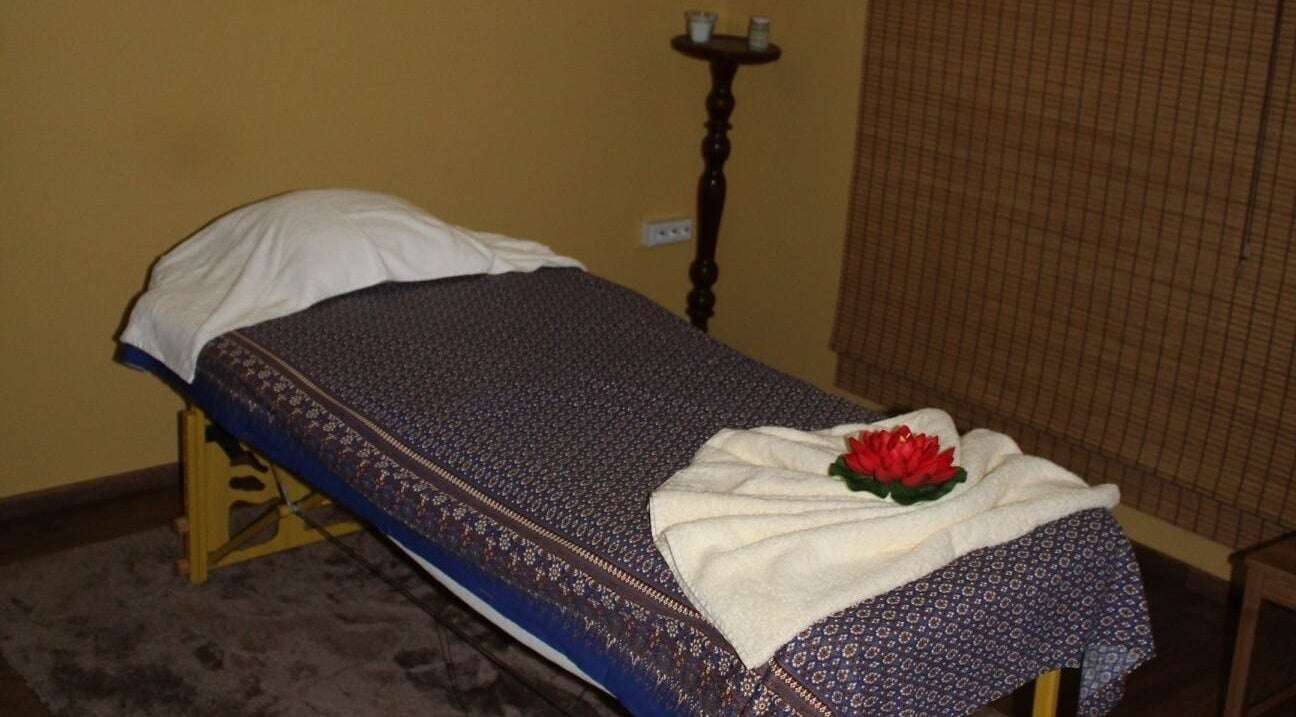 Peaceful massage room at Wairua Thai Masszazs Szalon in Budapest, Magyar, HU with floral decor.