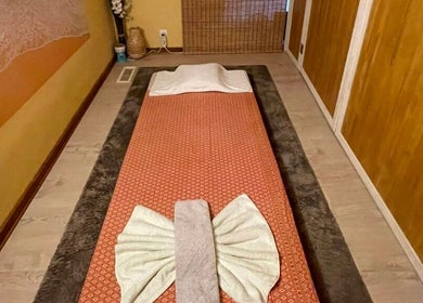 Tranquil massage room at Wairua Thai Masszazs Szalon, Budapest, Magyar, HU with a beautifully presented mat.