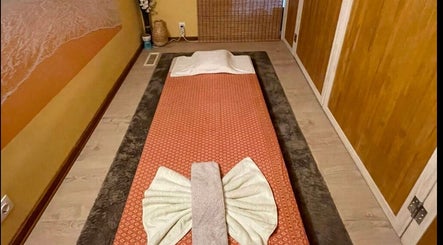 Tranquil massage room at Wairua Thai Masszazs Szalon, Budapest, Magyar, HU with a beautifully presented mat.