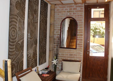 Cozy waiting area at Wairua Thai Masszazs Szalon, Budapest, Magyar, HU, with wooden decor and soft seating.