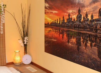 Relaxing decor at Wairua Thai Masszazs Szalon in Budapest, Magyar, HU, featuring serene artwork and ambient lighting.