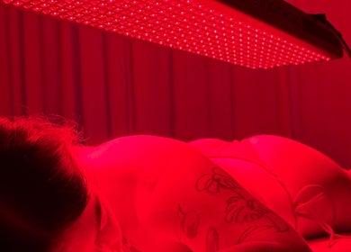 Relaxing infrared therapy session at Saunapod, Falmouth, England, GB, enhancing wellness and relaxation.