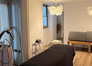 Relaxing treatment room at Saunapod in Falmouth, England, GB, featuring modern decor and wellness equipment.