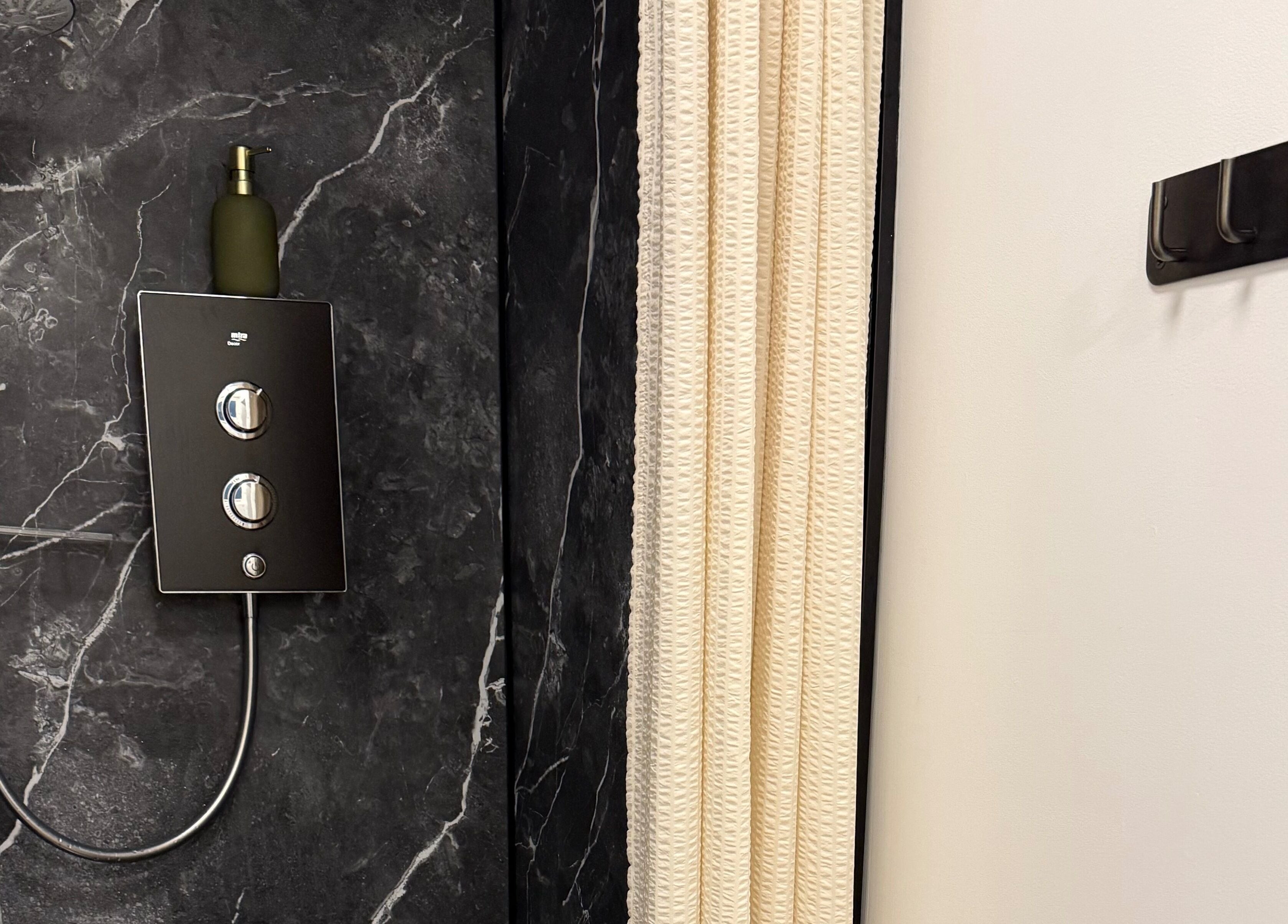 Modern shower panel with marble wall detail in Saunapod, Falmouth, England, GB for a luxury experience.