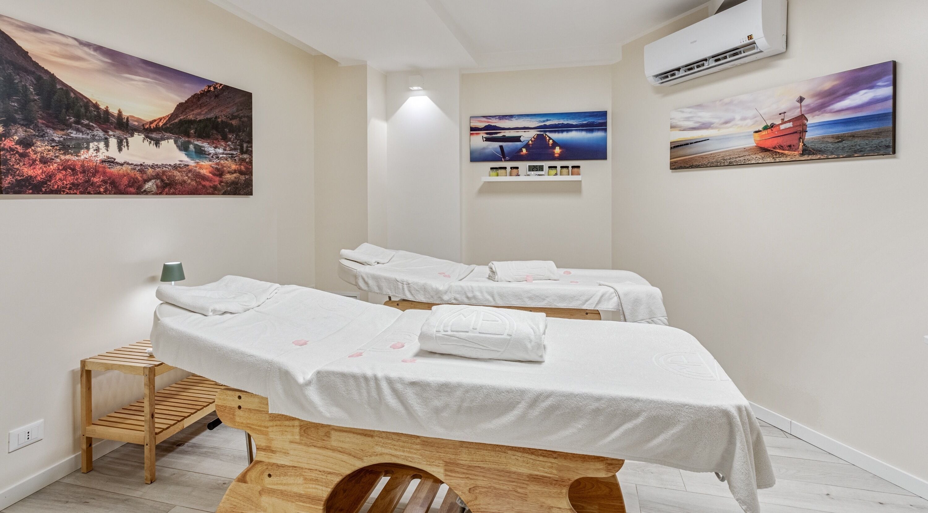 Sala massaggi elegante presso Marina di Petrolo Hotel & Spa, Castellammare del Golfo, Sicilia, IT.