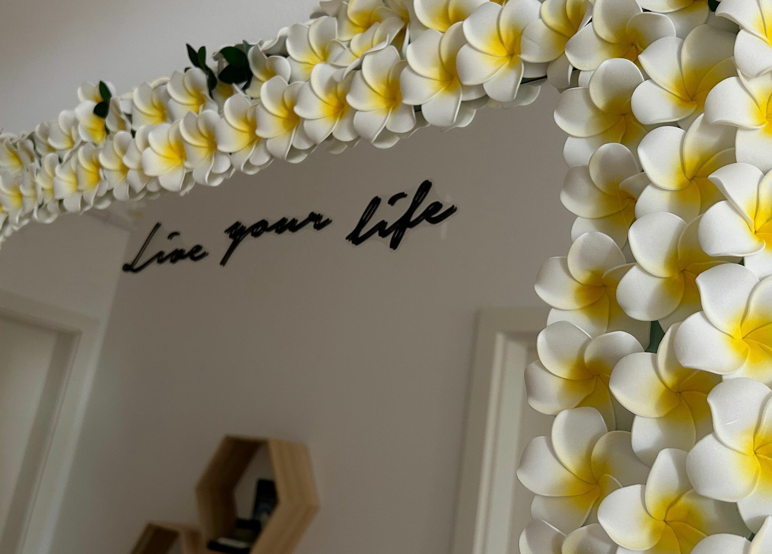 Dekoratív virágos tükör a GK Medical - Esztétikai, Orvosi Központ és Laborban Szombathelyen, HU.