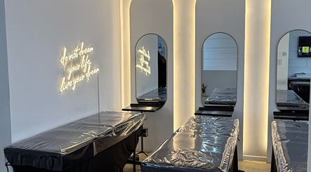 Interior moderno de Josiana PMU Master en Ramos Mejía, Provincia De Buenos Aires, AR con mesas de tratamiento.