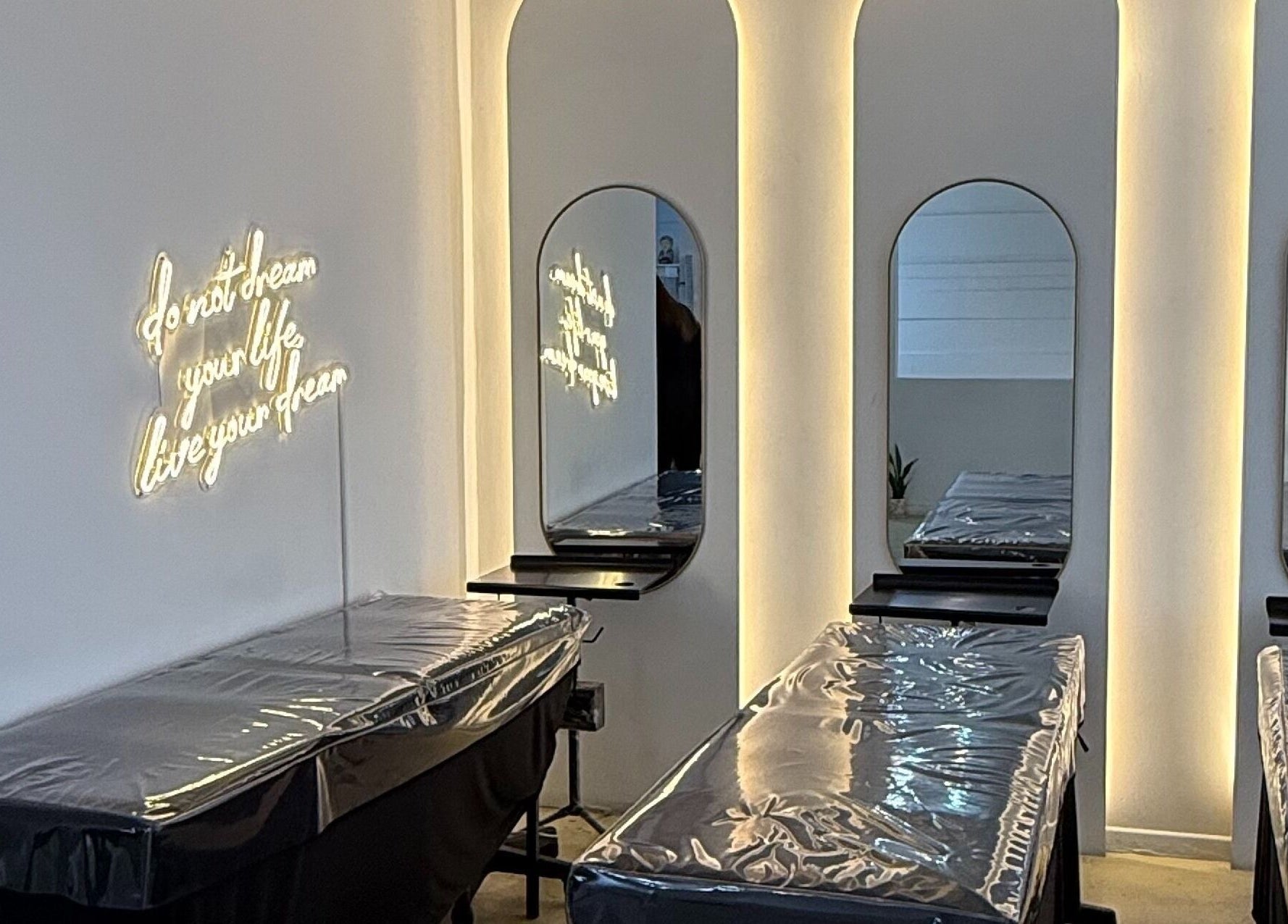 Interior de Josiana PMU Master en Ramos Mejía, Provincia De Buenos Aires, AR con camillas y espejos modernos.