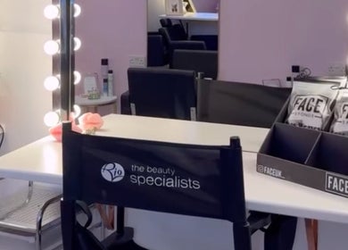 Makeup station with lights at bees. in Paisley, Scotland, GB, perfect for beauty sessions.